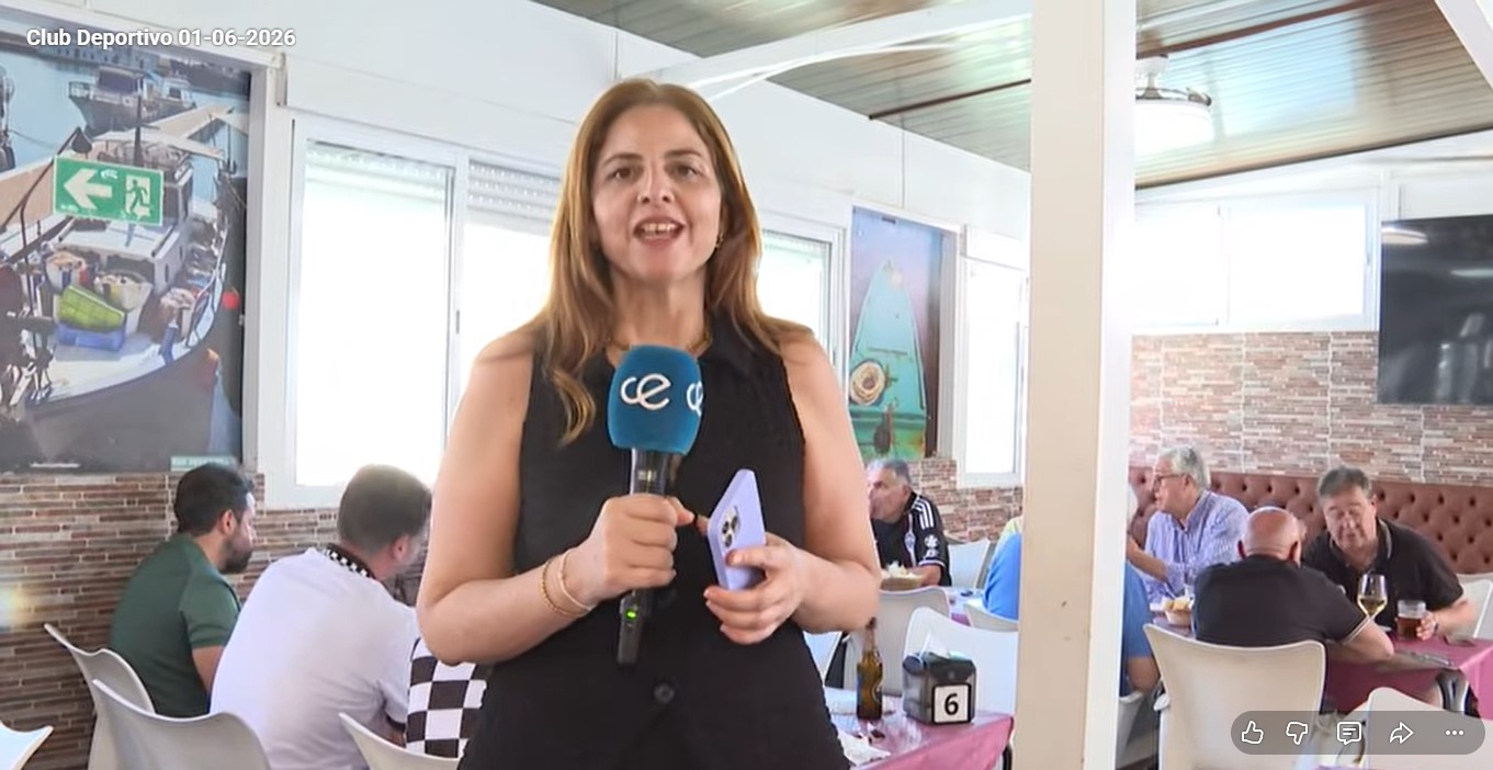 La afición celebra un año para la historia con una calurosa bienvenida al Ceuta